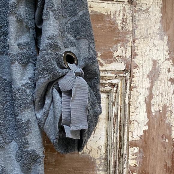 Simply Vera Vera Wang Gray Floral Textured Sweatshirt, 3/4 Sleeves, Size PL - Picture 2 of 7